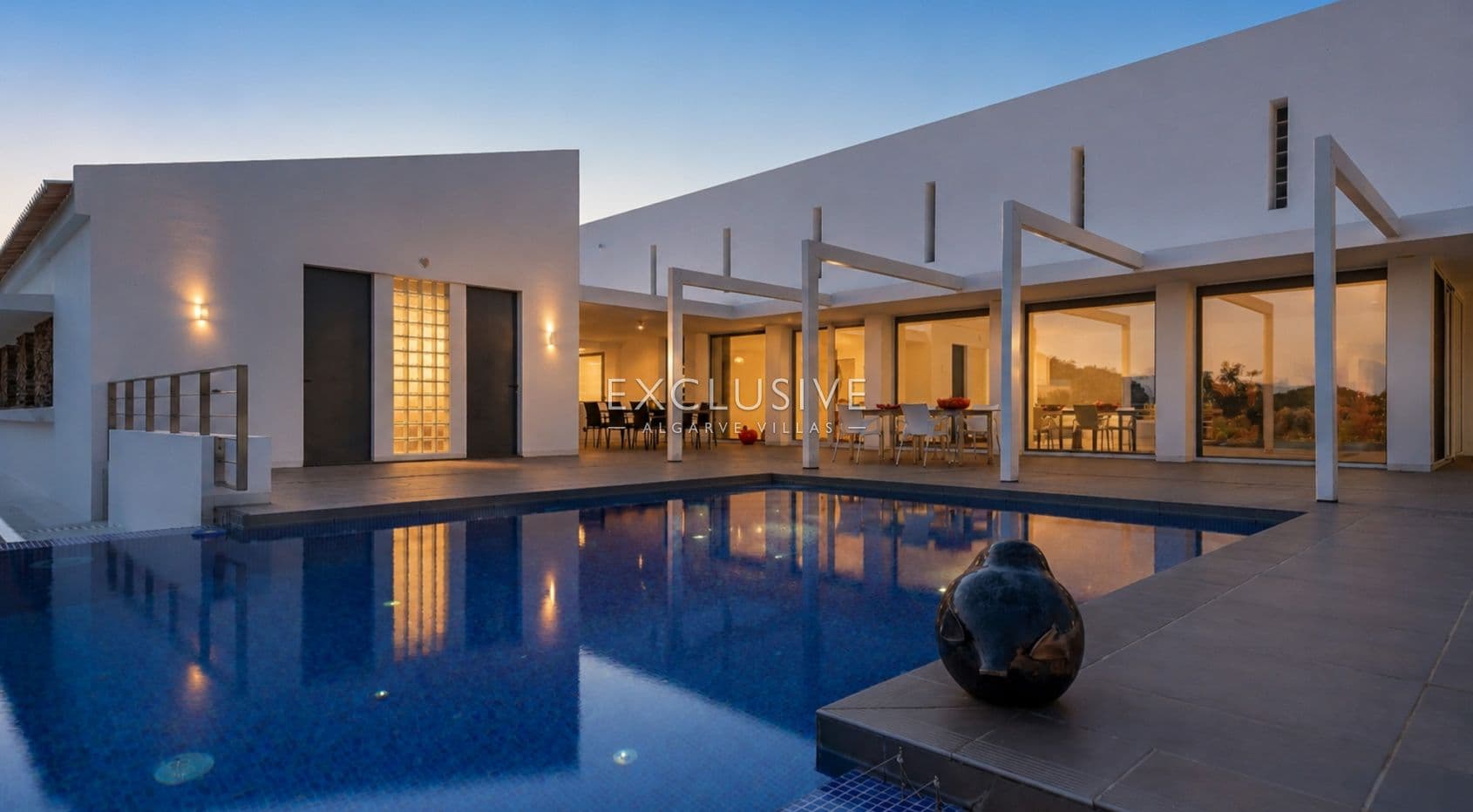 Design villa in the Caramujeira with panoramic coastal views-1