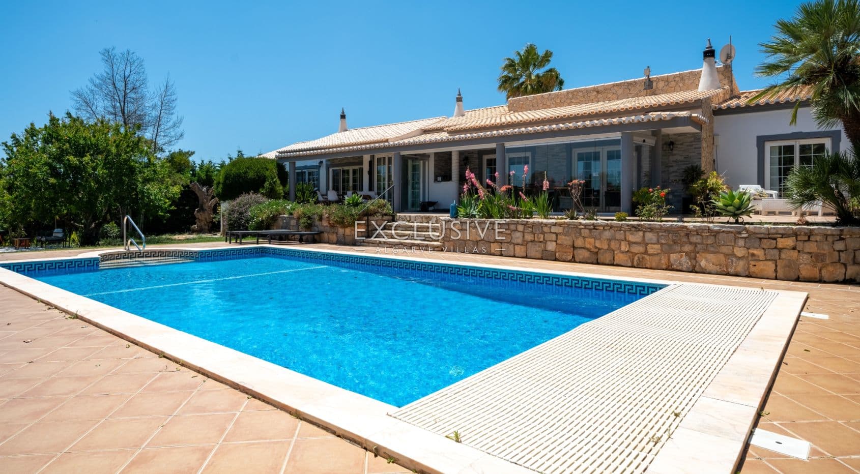 4+2 bedroom villa with pool on large plot in Carvoeiro-1