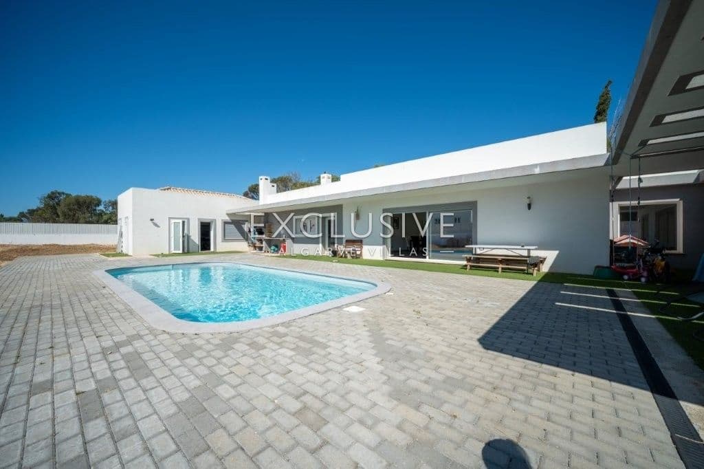 Luxury 4 Bedroom Single level Villa with Private Pool in Penina Golf Portimao in Algarve-1