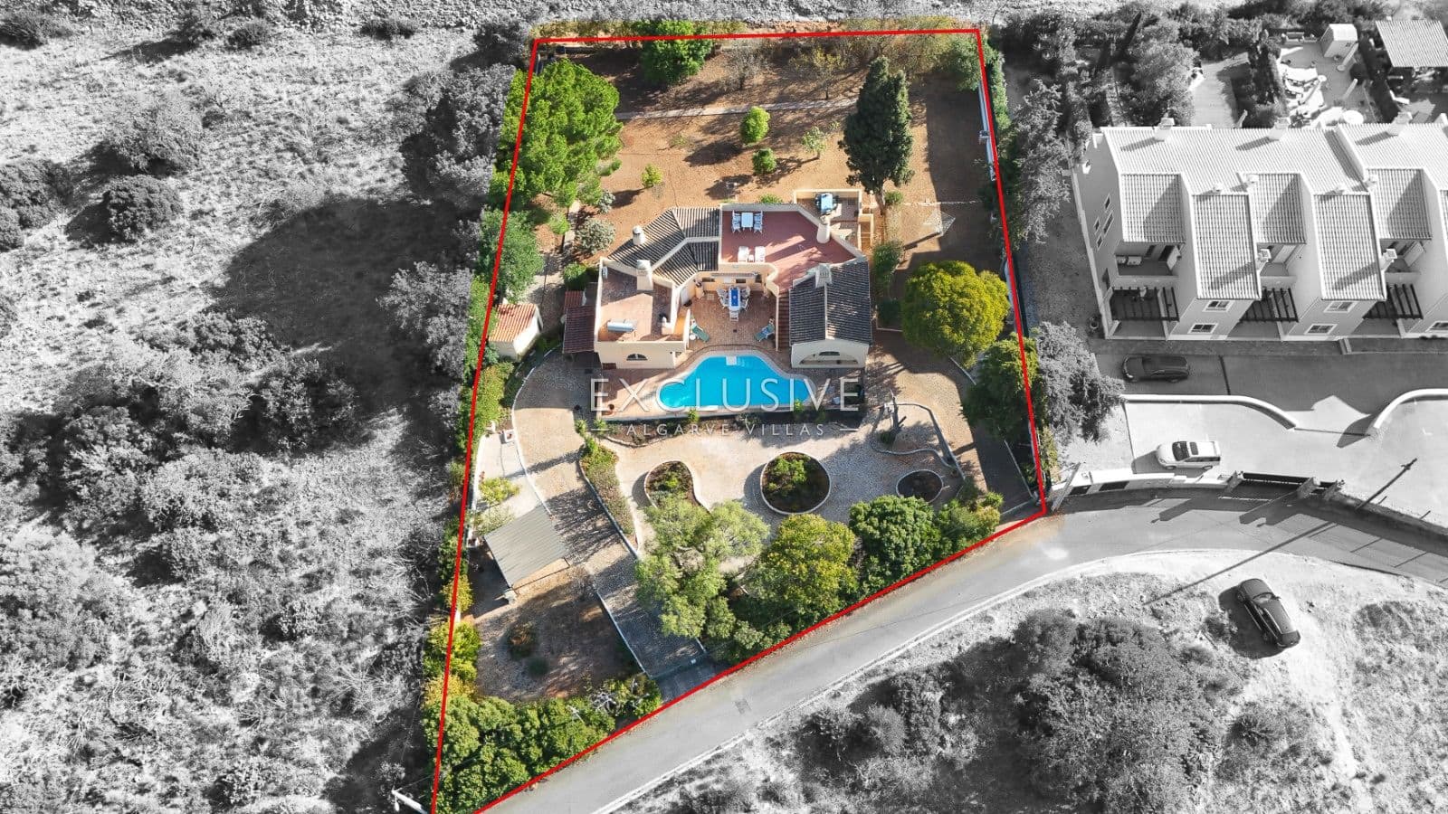 Detached 4 Bedrooms Villa with Pool and Large Plot in Alcantarilha, Silves-1