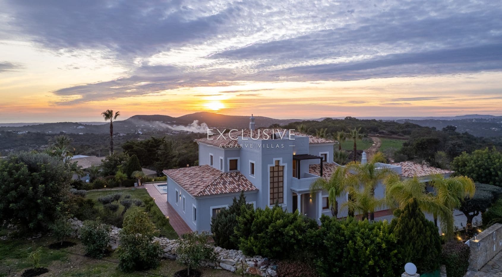 Luxury 5 bedroom villa with sea views near Santa Barbara de Nexe-1