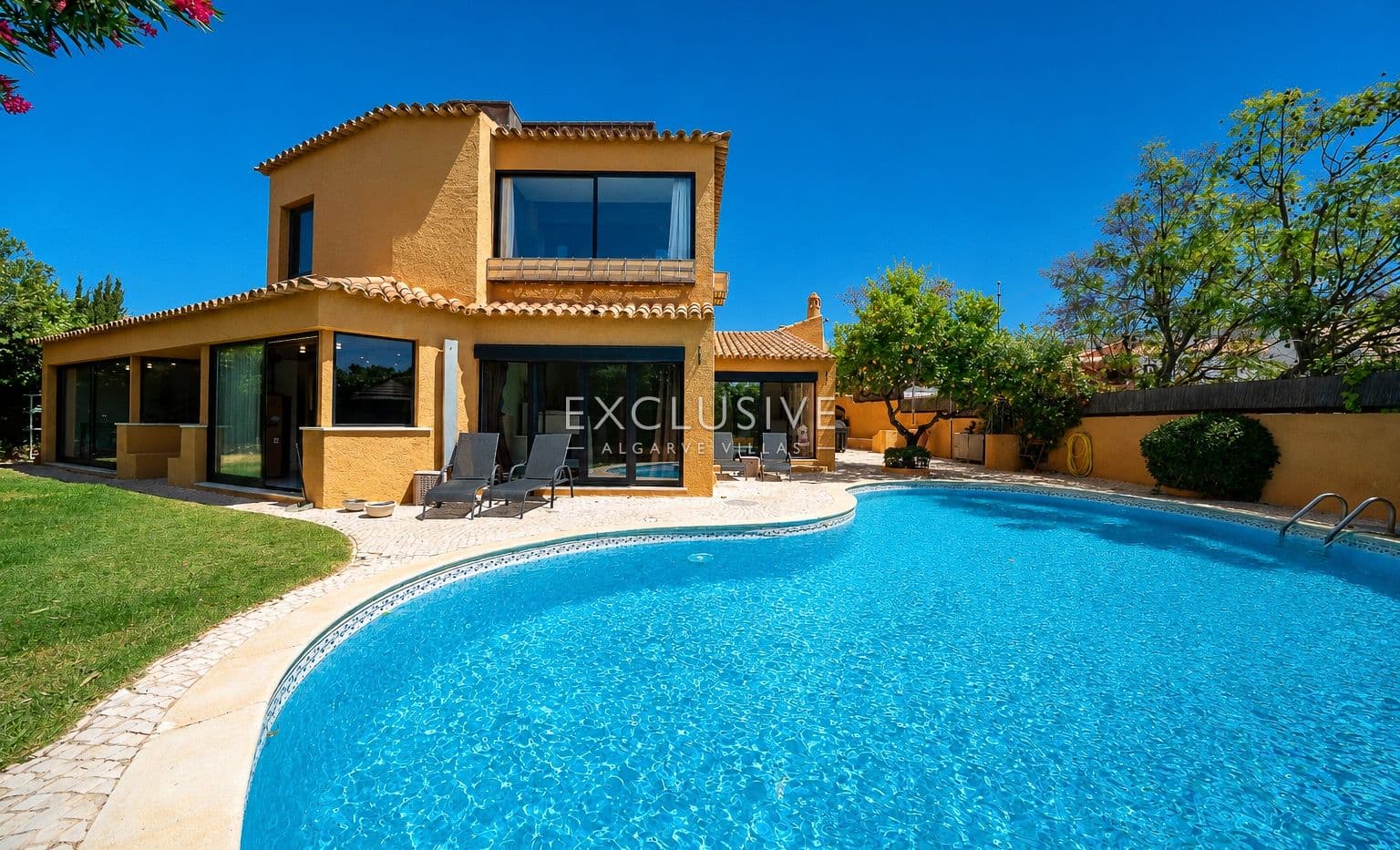 Buy a Landmark 6+2 Bedroom Residence in Albufeira-1