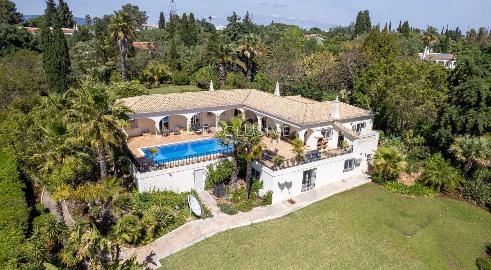 Exclusive 3 + 1 bedroom Villa on large plot and pool in Monte Judeu near Portimao, Algarve-1
