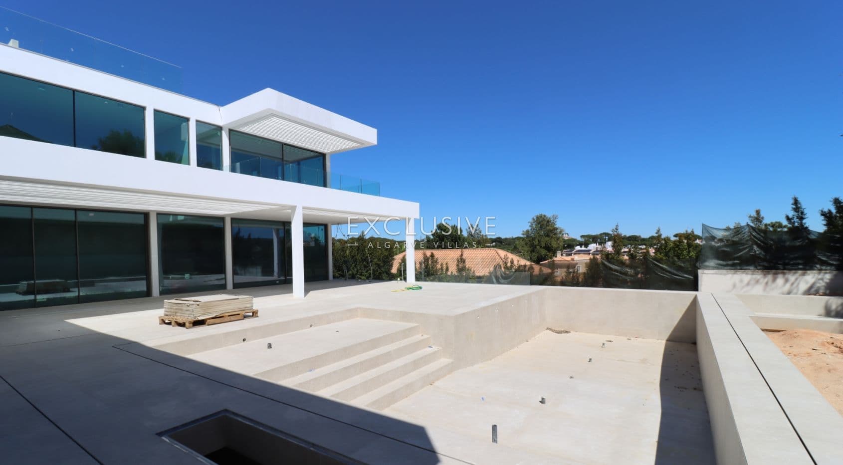 4+1 villa in Quinta do Lago, within walking distance to the beach, Algarve-1