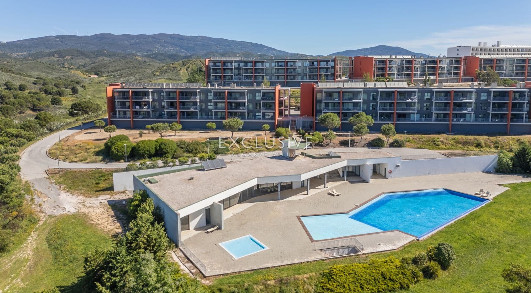 2 Bedroom Apartment with Parking and Pool in Portimão, Algarve-2