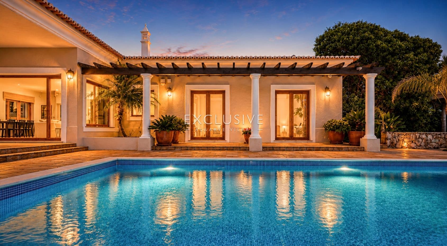 4 Bedroom Villa in Santa Bárbara de Nexe with Unobstructive Sea Views-1