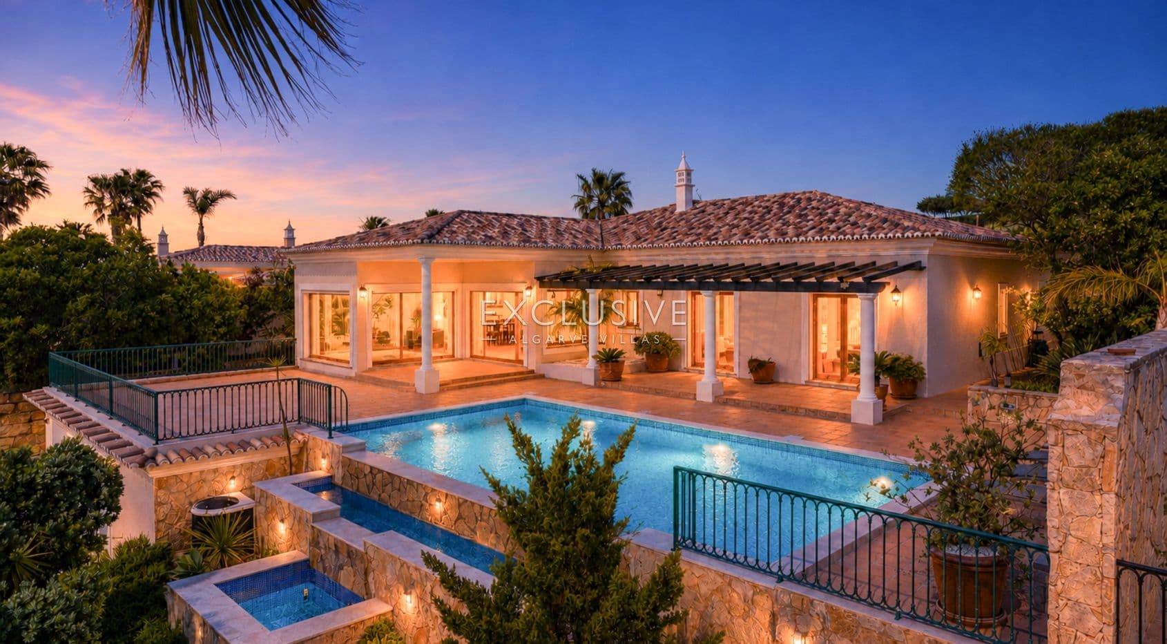 4 Bedroom Villa in Santa Bárbara de Nexe with Unobstructive Sea Views-1