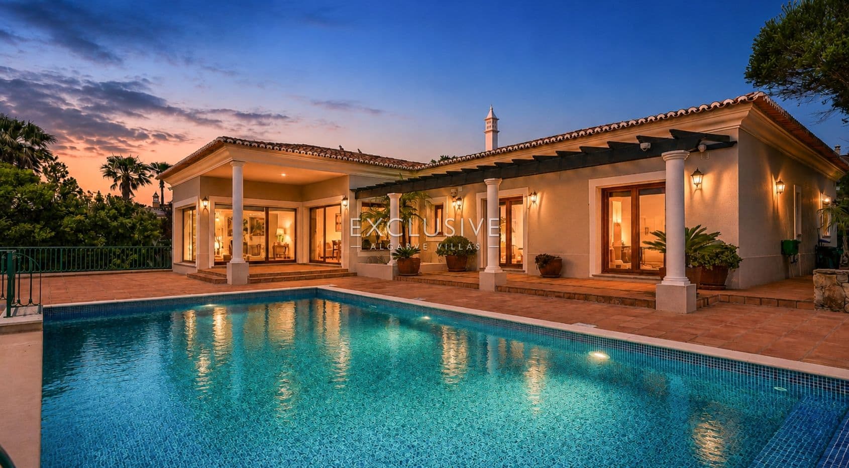 4 Bedroom Villa in Santa Bárbara de Nexe with Unobstructive Sea Views-2