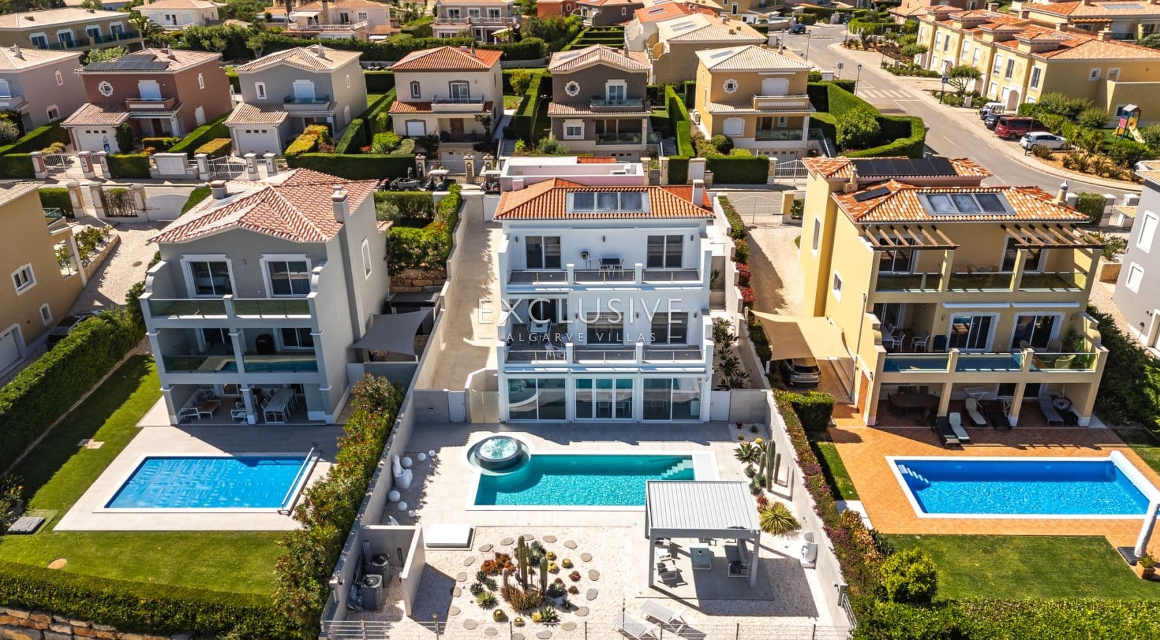 Exceptional Golf & Sea View Villa in Boavista, Lagos-1