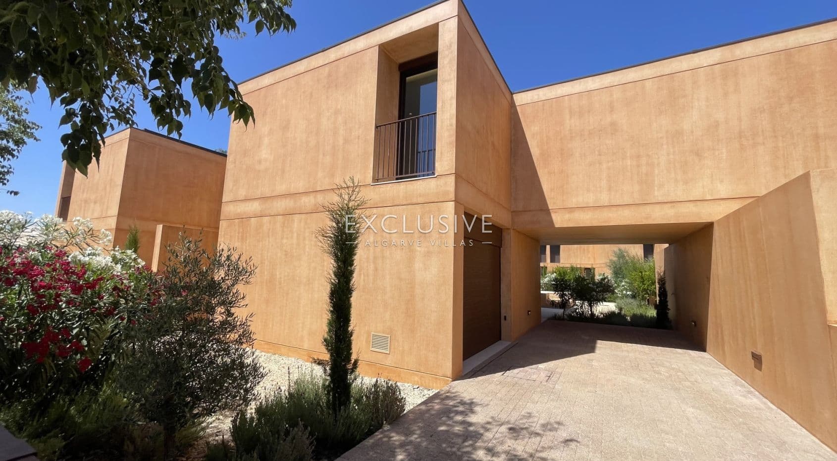 Buy Luxury 3 Bedroom Villa with Private Pool & Garden in Vilamoura-2