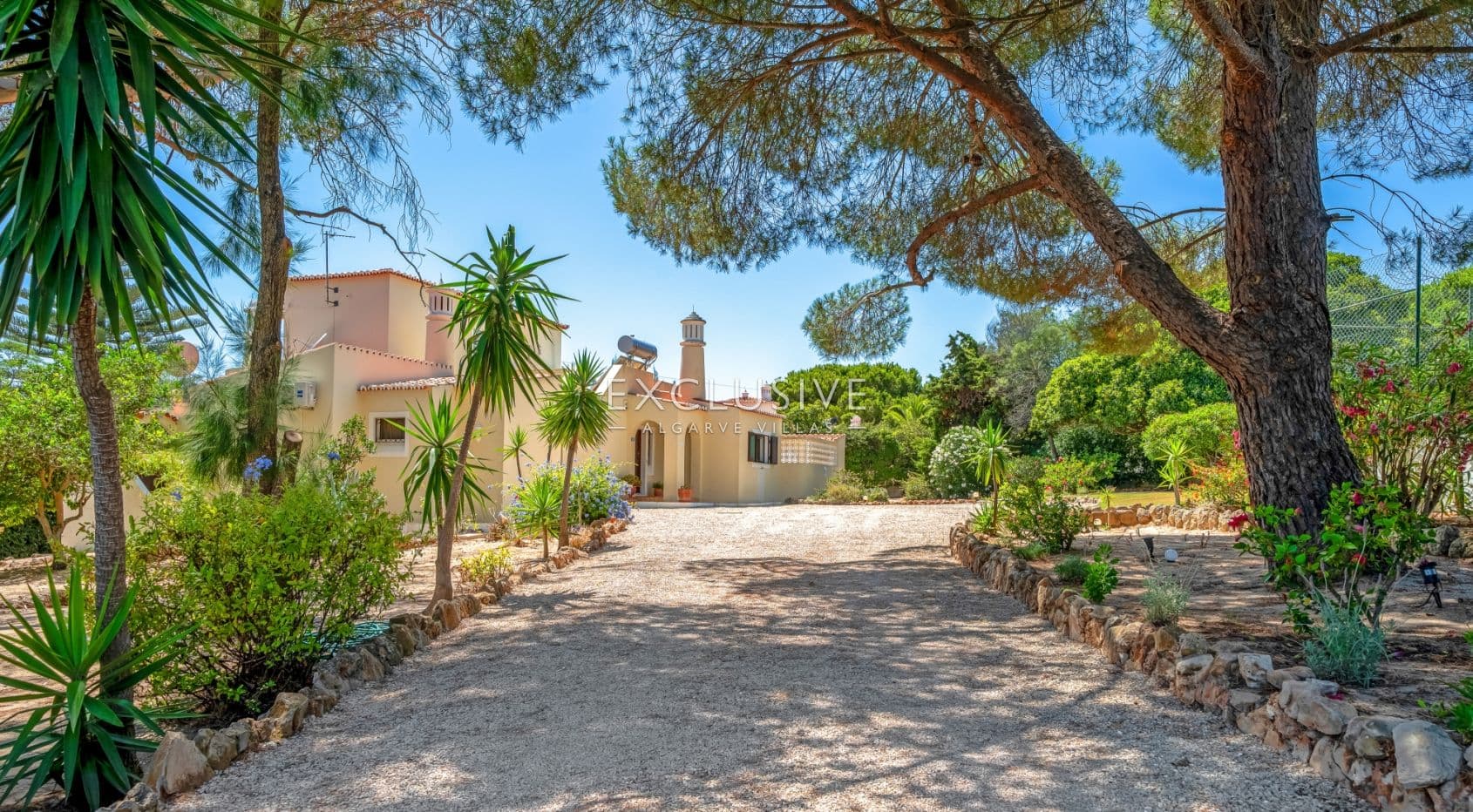 4 bedroom seaview villa in Carvoeiro with large gardens, including tennis court and pool.-2