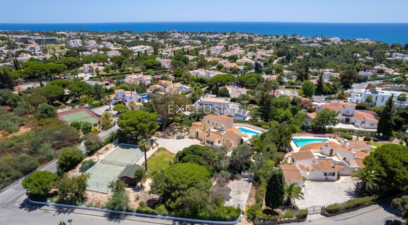 4 bedroom seaview villa in Carvoeiro with large gardens, including tennis court and pool.-1